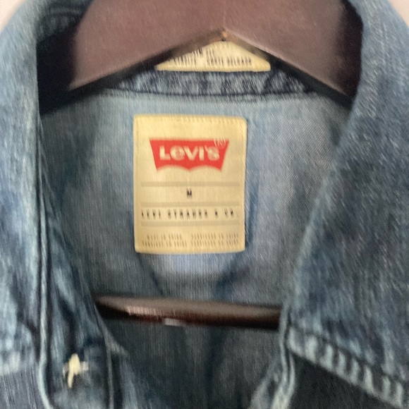 LEVI’S JEAN SHIRT. - Picture 3 of 7